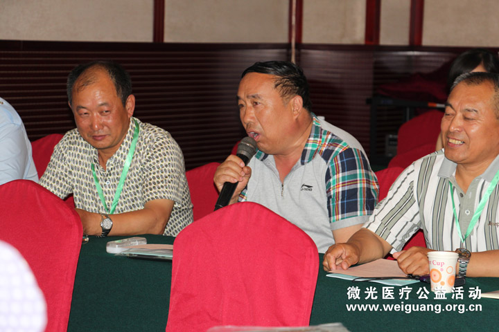 图为潘维乾在微光公益培训班上表演他喜爱的京剧